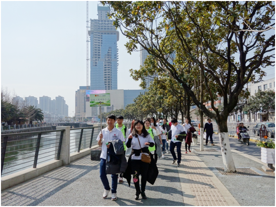 一路上，志愿者把“學雷鋒踐行動 樹新風做好事 做志愿者”的精神傳揚到大街小巷，把雷鋒為人民服務的志愿精神帶到城市的每個角落。